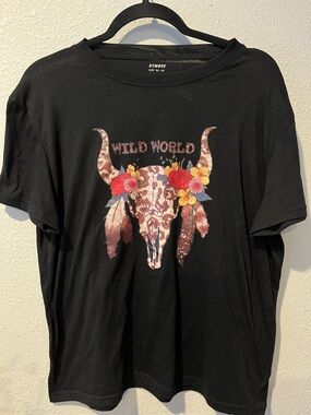 Black 'Wild World' Graphic Tee - Floral Steer Skull Design
Boho, Western
Sz L